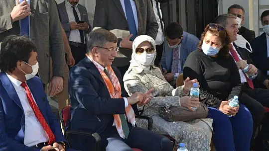 Davutoğlu Fethiye'de sevgiyle karşılandı