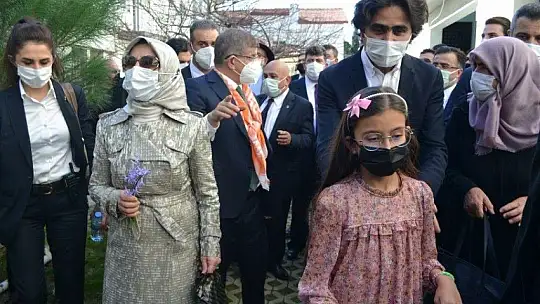 Davutoğlu Fethiye'de sevgiyle karşılandı