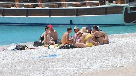 Turistler denizin tadını çıkardı