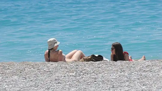 Turistler denizin tadını çıkardı