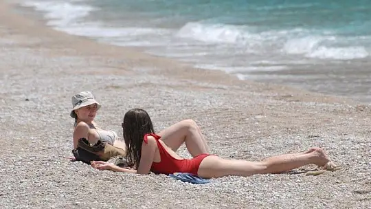 Turistler denizin tadını çıkardı