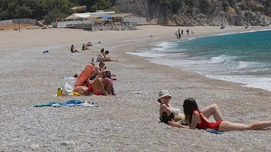 Turistler denizin tadını çıkardı