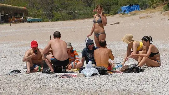 Turistler denizin tadını çıkardı