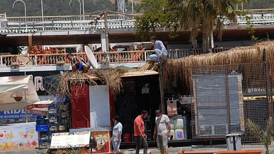 Turistler denizin tadını çıkardı