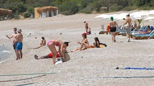 Turistler denizin tadını çıkardı