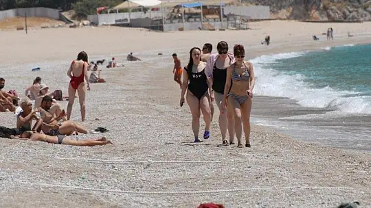 Turistler denizin tadını çıkardı