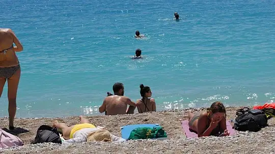 Turistler denizin tadını çıkardı