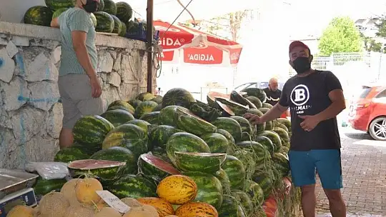 Salı pazarı yaz meyveleri ile renklendi