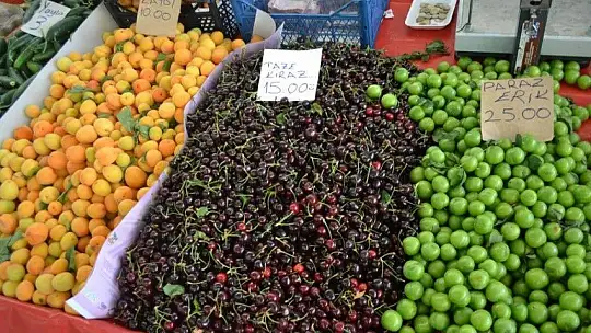 Salı pazarı yaz meyveleri ile renklendi