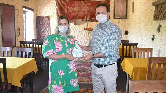 Beste yarışması birincisi öğretmen ve öğrencilere Kaymakam'dan plaket