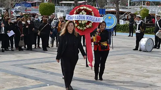 Beşkaza Meydanı'nda çelenk koyma töreni