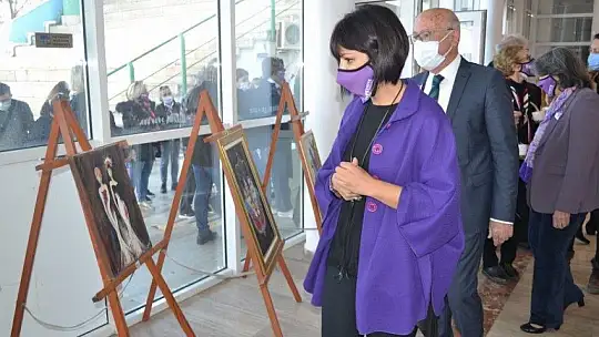 Kadın ressamlar çalışmalarını sergiledi