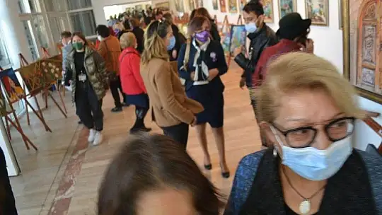 Kadın ressamlar çalışmalarını sergiledi