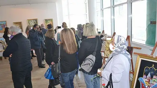 Kadın ressamlar çalışmalarını sergiledi