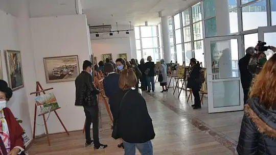 Kadın ressamlar çalışmalarını sergiledi