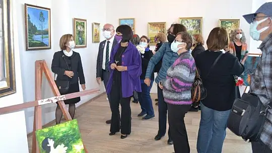 Kadın ressamlar çalışmalarını sergiledi