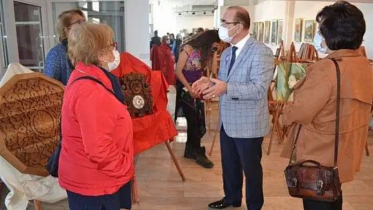 Kadın ressamlar çalışmalarını sergiledi