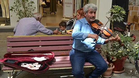 Urfalı Ahmet, ekmeğini kemanından çıkartıyor