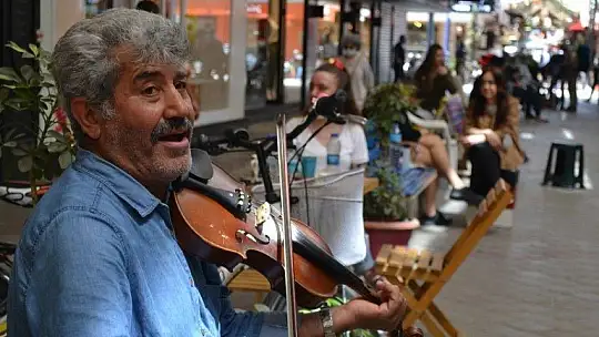 Urfalı Ahmet, ekmeğini kemanından çıkartıyor