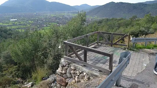 Kayaköy'ün tek seyir terası çöplüğe döndü