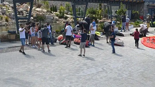 Sağlık çalışanları yamaç paraşütü etkinliğinde buluştu