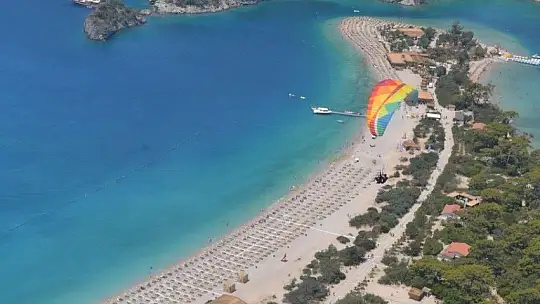 Sağlık çalışanları yamaç paraşütü etkinliğinde buluştu