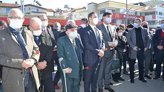 Uğur Mumcu Parkı'na yakışan anıt karanfillerle donatıldı