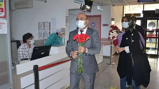 Başhekim Okulu'dan sağlık çalışanlarına kırmızı karanfiller