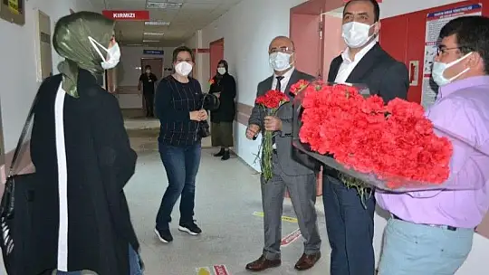 Başhekim Okulu'dan sağlık çalışanlarına kırmızı karanfiller