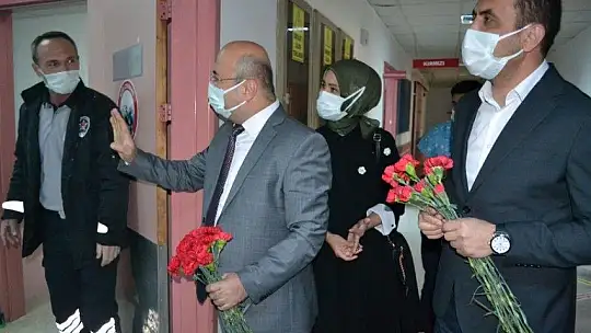 Başhekim Okulu'dan sağlık çalışanlarına kırmızı karanfiller