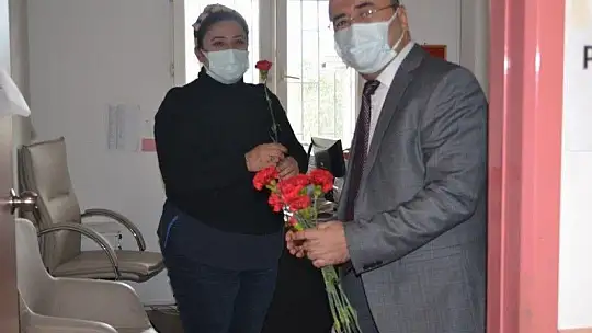 Başhekim Okulu'dan sağlık çalışanlarına kırmızı karanfiller