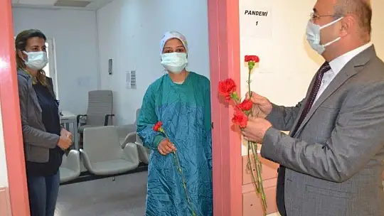 Başhekim Okulu'dan sağlık çalışanlarına kırmızı karanfiller