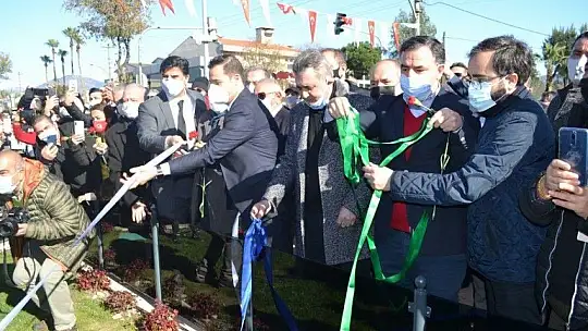 Uğur Mumcu Parkı'na yakışan anıt karanfillerle donatıldı