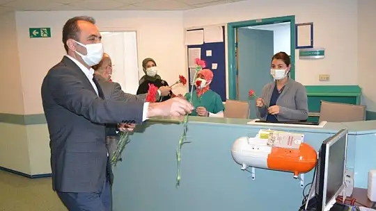 Başhekim Okulu'dan sağlık çalışanlarına kırmızı karanfiller