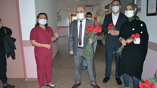 Başhekim Okulu'dan sağlık çalışanlarına kırmızı karanfiller