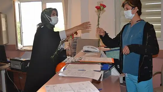 Başhekim Okulu'dan sağlık çalışanlarına kırmızı karanfiller