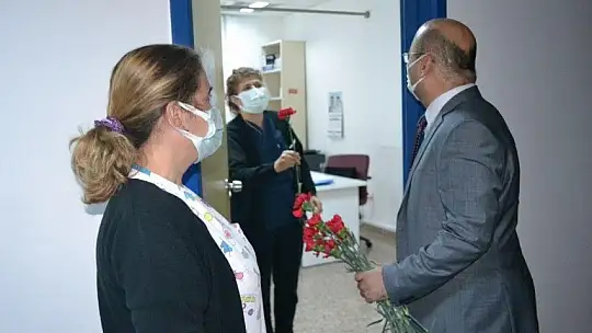 Başhekim Okulu'dan sağlık çalışanlarına kırmızı karanfiller