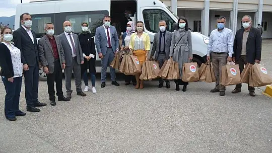 Minik ellerden sağlık çalışanlarına Tıp Bayramı hediyesi