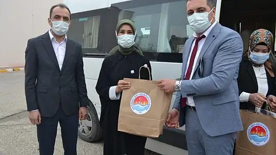 Minik ellerden sağlık çalışanlarına Tıp Bayramı hediyesi