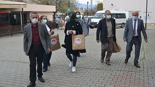 Minik ellerden sağlık çalışanlarına Tıp Bayramı hediyesi