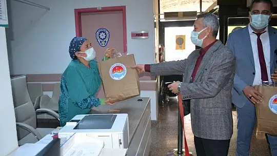 Minik ellerden sağlık çalışanlarına Tıp Bayramı hediyesi