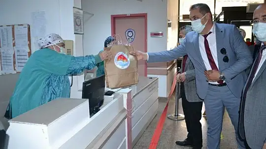 Minik ellerden sağlık çalışanlarına Tıp Bayramı hediyesi