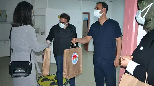 Minik ellerden sağlık çalışanlarına Tıp Bayramı hediyesi