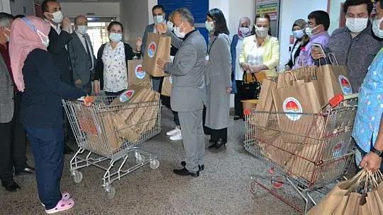 Minik ellerden sağlık çalışanlarına Tıp Bayramı hediyesi