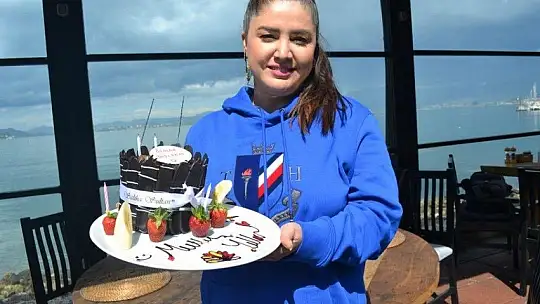 Balcı'dan arkadaşına sürpriz doğum günü