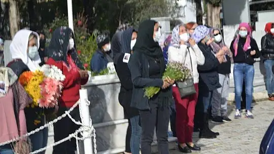 İzmir'de eski eşi tarafından öldürülen Fulya Öztürk, Fethiye'de toprağa verildi
