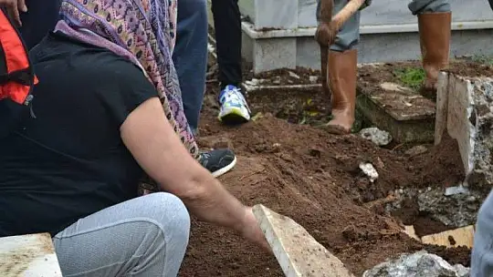 İzmir'de eski eşi tarafından öldürülen Fulya Öztürk, Fethiye'de toprağa verildi