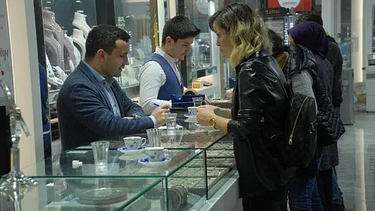 14 Şubat Sevgililer Günü alışverişleri hareketlendi