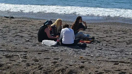 Kısıtlama sonrası plajlar ve sahil bandı doldu