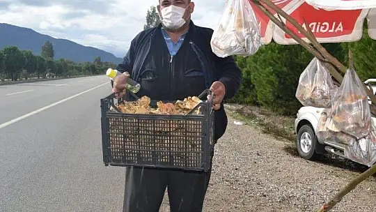 Çıntar mantarını hem satıyor hem de hediye ediyor